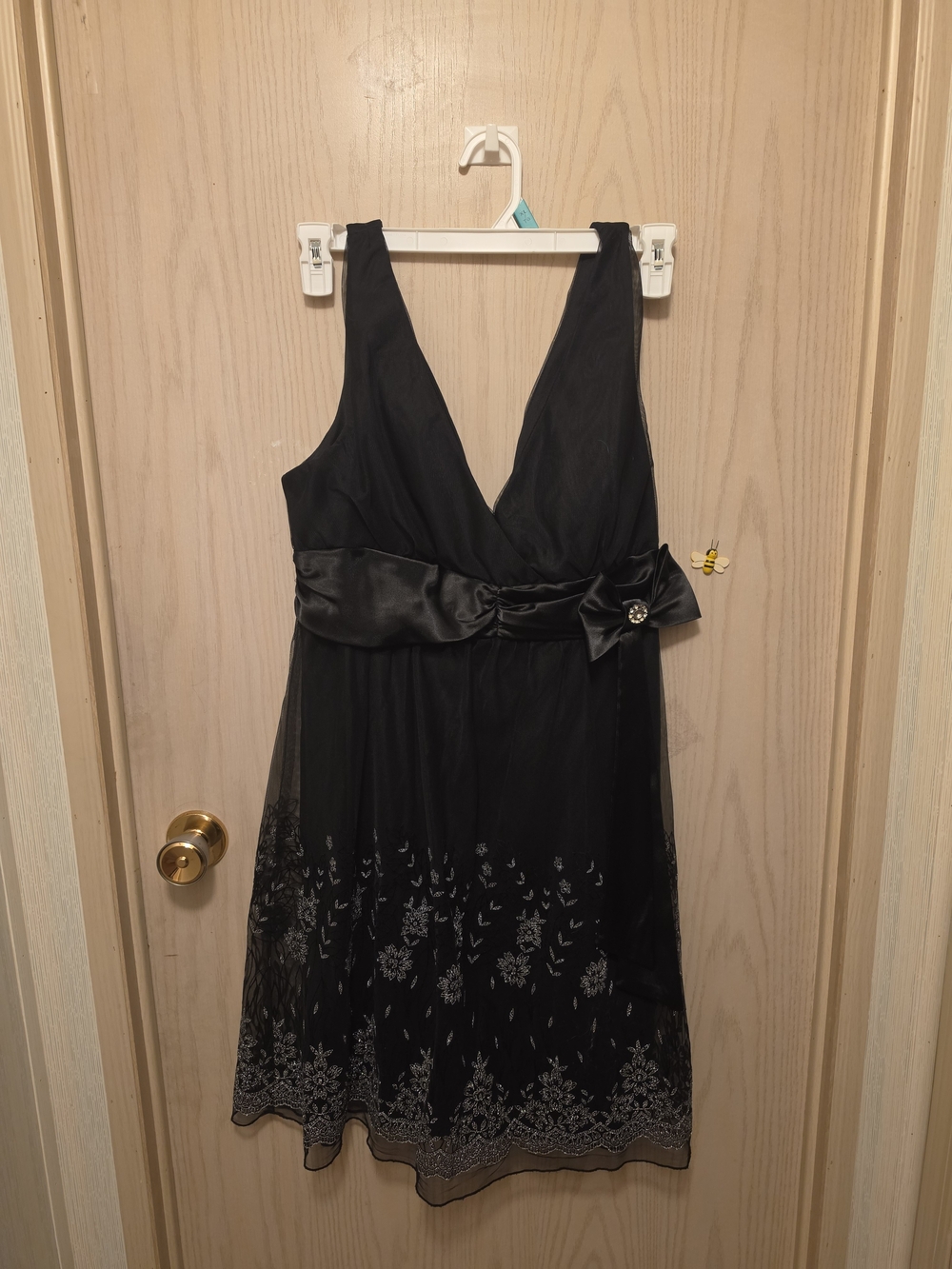 Sleeveless Black V-Neck Midi Dress with Satin Waistband